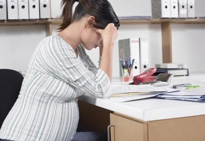 Как уволить женщину во время беременности если с ней заключен срочный договор